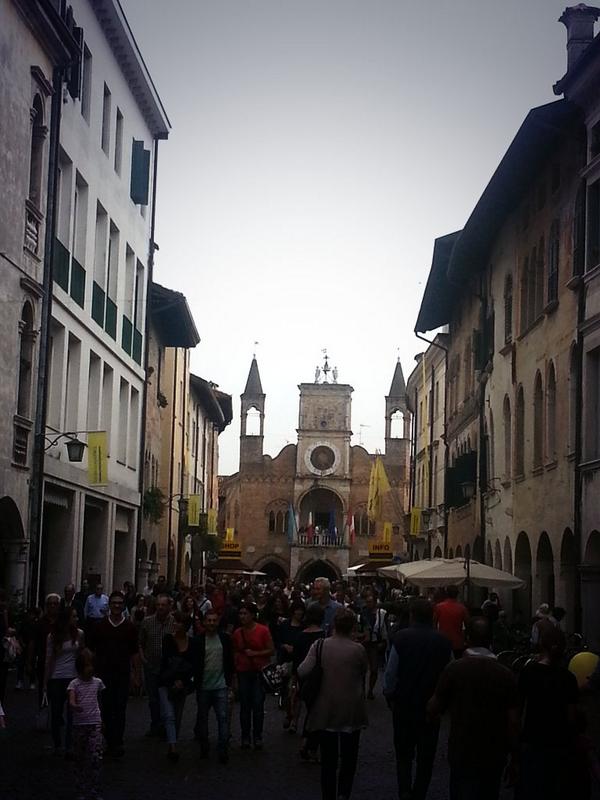 Italia_Social's tweet photo. #Pordenone gremita di lettori per @pordenonelegge, la festa del libro con gli autori! #pnlegge2014 #italiasocial http://t.co/0DQ3Fn151b