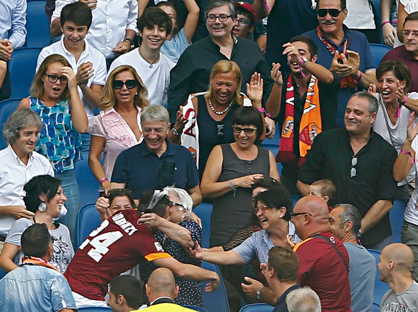 guardian_sport's tweet image. Picture of the day: Alessandro Florenzi's goal for his gran gu.com/p/4xmt6/tw (Photo: Reuters)