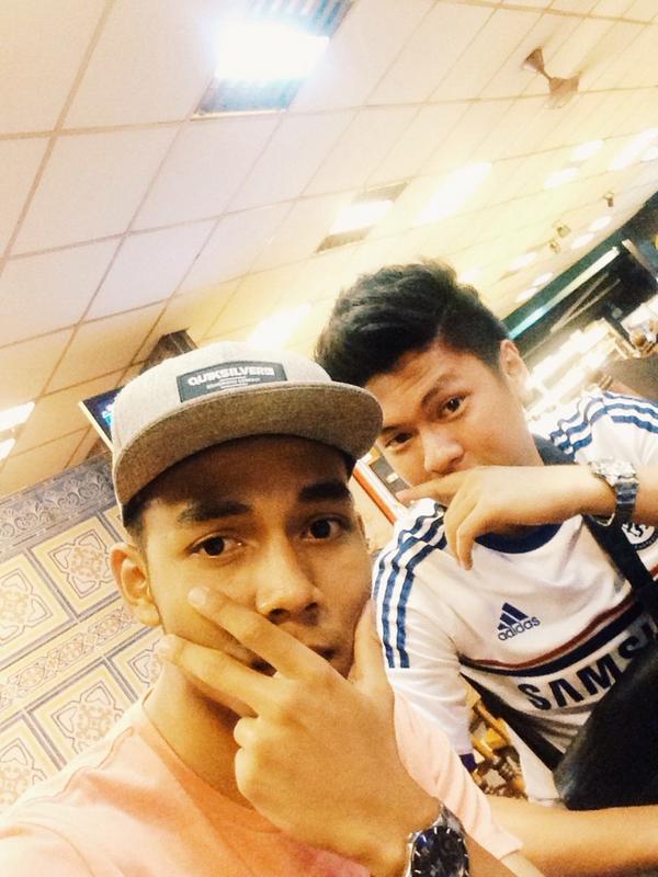 ammrazhr's tweet photo. Meh meh lepak sekali meh @ Syed Bistro Puchong Perdana waiting #MCvsCFC http://t.co/5EPvUhAkXG