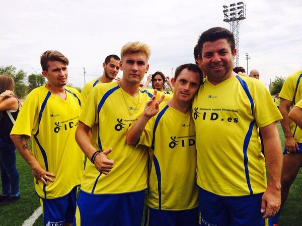 afernandez70's tweet photo. Hoy ganó la solidaridad @TodosConFonsi @Sevillotti @DaniAuryn @davidcastillo92 @cancorodriguez. Suerte Fonsi ❤️🔝⚽️ http://t.co/EoTQsFYwzp