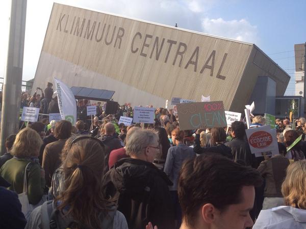 LCMoningka's tweet photo. Mooie opkomst voor Climate March: op naar 100% fossielvrije wereld! #peoplesclimate http://t.co/aoVOAdtP1q