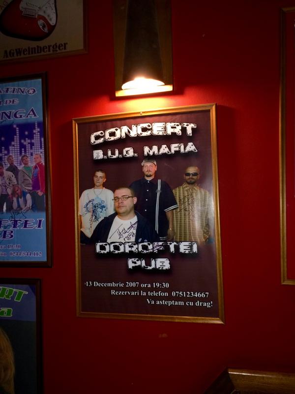 GynoWSC's tweet photo. La #Doroftei Pub,in #Ploiesti,printre toate afisele de concerte troneaza unul singur luminat. B.U.G. Mafia @bugmafia http://t.co/xvL4Dn2Ags