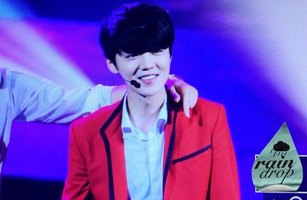 19900420com's tweet photo. 140921 EXO PLANET in Beijing #루한 #LUHAN 네가 있어서 우리가 더 고마워♥︎ 완전완전 좋아해ㅜㅜ♥︎ http://t.co/igr4ZGlmhf