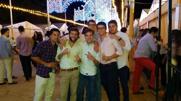 antoniotallista's tweet photo. Otra buena noche de feria, ya se termina #FeriaCoria2014 #LosFenomenos @guitasarpaca http://t.co/en9Te5UiW3