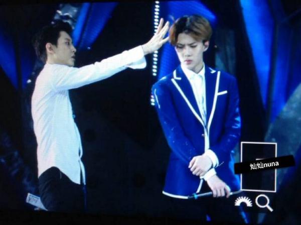 ohseyeol's tweet photo. 140921 พี่ชานน้องฮุน @ TLP in Beijing ดูวุ่นวายเนาะ อะไรกันสองคน รุงรังมากๆเดี๋ยวน้องเสยนะ 😅😆 (cr:灿灿nuna) #chanhun http://t.co/tsPbxqGXi9