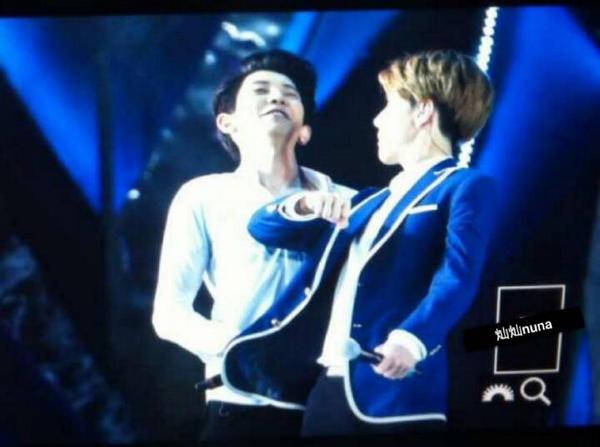 ohseyeol's tweet photo. 140921 พี่ชานน้องฮุน @ TLP in Beijing ดูวุ่นวายเนาะ อะไรกันสองคน รุงรังมากๆเดี๋ยวน้องเสยนะ 😅😆 (cr:灿灿nuna) #chanhun http://t.co/tsPbxqGXi9
