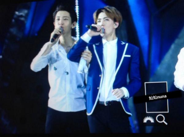 ohseyeol's tweet photo. 140921 พี่ชานน้องฮุน @ TLP in Beijing ดูวุ่นวายเนาะ อะไรกันสองคน รุงรังมากๆเดี๋ยวน้องเสยนะ 😅😆 (cr:灿灿nuna) #chanhun http://t.co/tsPbxqGXi9