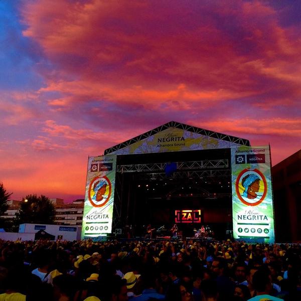 IZALmusic's tweet photo. El privilegio de acompañar con nuestra música este increíble atardecer ayer en Granada. Foto: @AlvaroBadillo_ #Magia http://t.co/i5KRWPkyA2