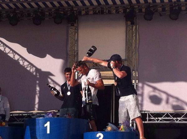 Locura entre los campeones del mundo. Celebrando con <a href="/freixenet/">Freixenet</a>, patrocinador de este <a href="/SANTANDER2014ES/">SANTANDER2014 VELA</a> #Mundialdevela