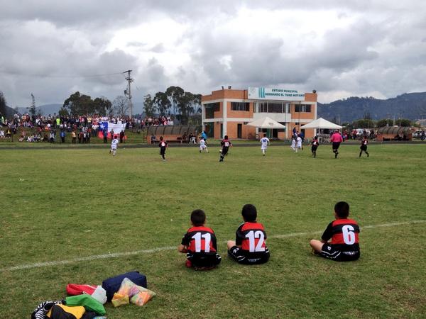 alcajica's tweet photo. Gran final del "MUNDIALITO de fútbol 2014" y 3er lugar #cajicaapoyapequeñosfutbolistas @Mauricio_Cajica @Jpcorreas http://t.co/vTKc40QEkf