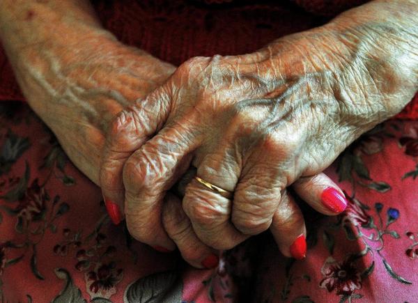 iHistorico's tweet photo. Día mundial del alzheimer. No saben el final, pero luchan cada día por ser felices.

Es un morir poco a poco. http://t.co/sNsNuuWnDt