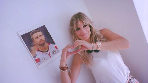 pakui7o's tweet photo. @MustafiOfficial my girlfriend @Solecampillo is your fan #1. Tomorrow we will travel to Getafe from VLC to support U http://t.co/NvGQRNzChC
