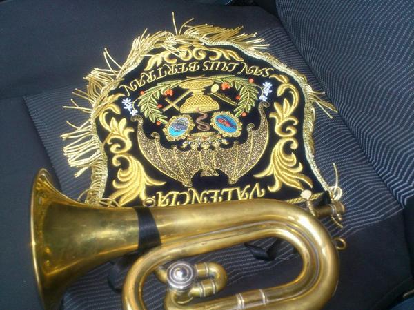 KbRoNaNDo's tweet photo. y nos vamos a tocaar @SanLluisBertran  mi pequeña gran compañera musical #TheCornet http://t.co/NqdpKeTeMT