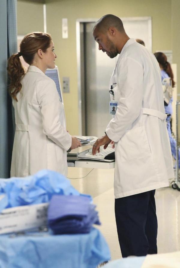 GreysABC's tweet photo. Get ready to put your scrubs back on in only 4 days! #GreysAnatomy http://t.co/lctLObqDig
