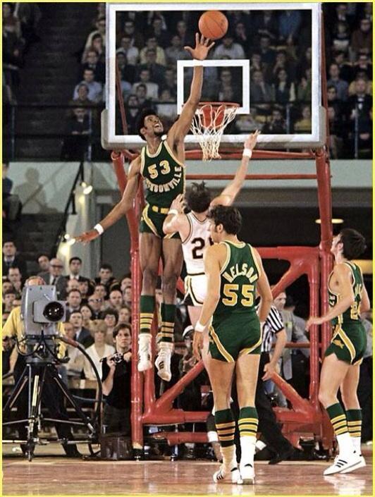 S/o & Happy Birthday to former and Hall of Famer Artis Gilmore.A baaaad man back in the day ! 