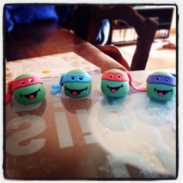 KathsCupcake's tweet photo. Teenage Mutant Ninja Turtle cake toppers! #TMNT #TeenageMutantNinjaTurtles  #caketoppers #kathscupcakes #cakea http://t.co/NPVxXV7Lzk