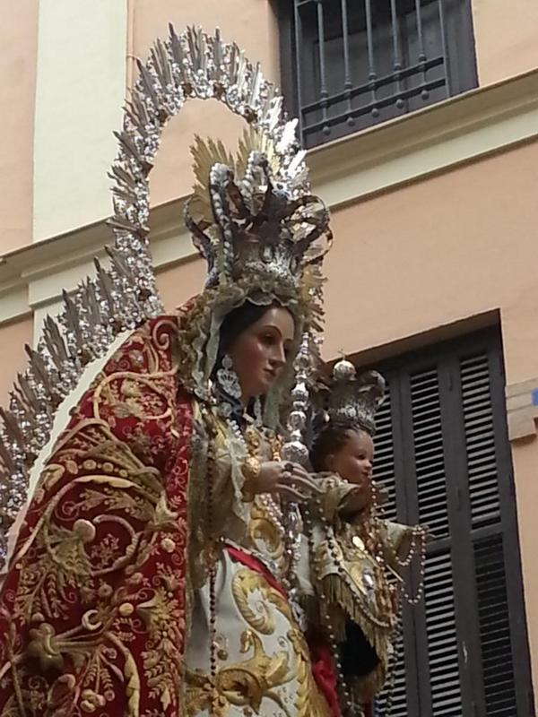 Imagen de la Virgen de los Remedios a su paso por c/Comedias <a href="/LosRemediosMLG/">Hdad. Los Remedios | Málaga</a> <a href="/UMMEloyGarcia/">Maestro Eloy García</a> #CofradiasMLG