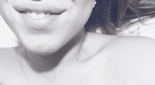 alvarez_ana's tweet photo. <<Me encanta cuando vuelves y dices que aún te encanta, que te mueres por contarme los lunares de la espalda.>>🐸 http://t.co/m6NqcDgaTE
