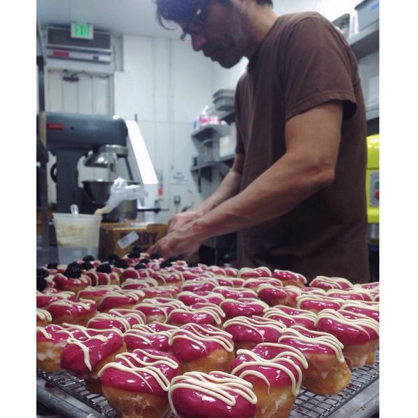 DonutFriend's tweet photo. Birthday #aMiniatures! These guys are completely free while supplies last (one per person ππ) #DIYdonuts #donutfriend http://t.co/AmH5hDmtwB