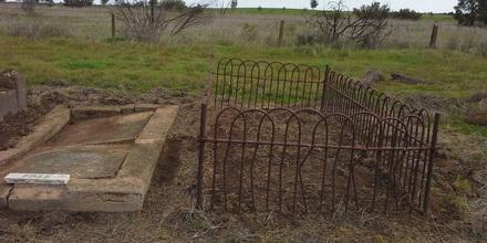 bradyfamilytree's tweet image. Renovation Rescue - Thank You bradyfamilytree.org/genealogy/wp/?… #corack #cemetery #genealogy #familyhistory