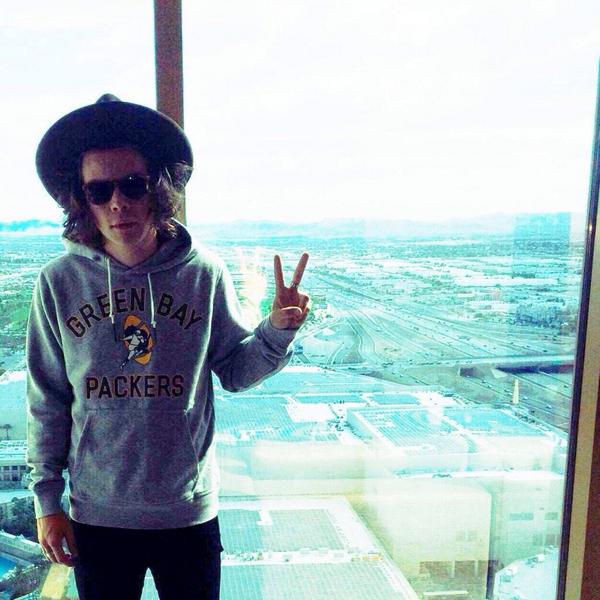 harryphotoss's tweet photo. FUCKIN HARRY STYLES http://t.co/mRMffx3V8O