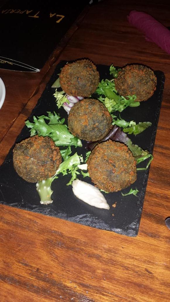 Cenando con nuestra catalana <a href="/javi_la_taperia/">la taperia</a>