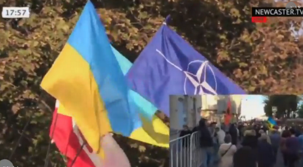 AnaM0978's tweet photo. #NATO flag.. in #Moscow.. in "march for peace". Really?! #Russia #Novorossiya http://t.co/Fh9fIpzpem