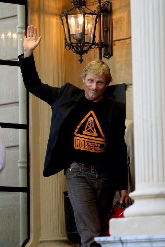 gorkaotxoa's tweet photo. Grande Viggo Mortensen llegando a Donosti con una camiseta contra el fracking #62SSIFF #62zinemaldia #FuckingFracking http://t.co/bVOAmg0LDC