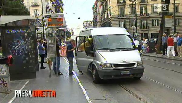 A #Presadiretta i "Pulmini abusivi di Napoli" ... trasporto pubblico. <a href="/RaiTre/">Rai3</a> <a href="/IaconaRiccardo/">riccardo iacona</a>