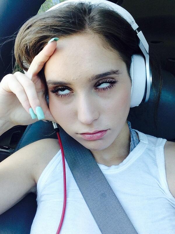 - Eres la única chica a la que hablo.
-