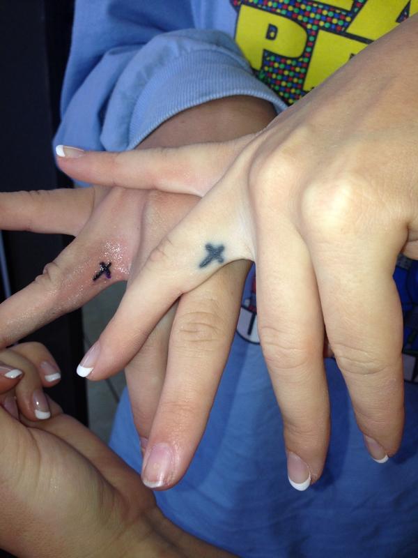 leahfayelambert's tweet photo. matching tattoos with my sister 😊#18isfun http://t.co/DC5tkKzdiB