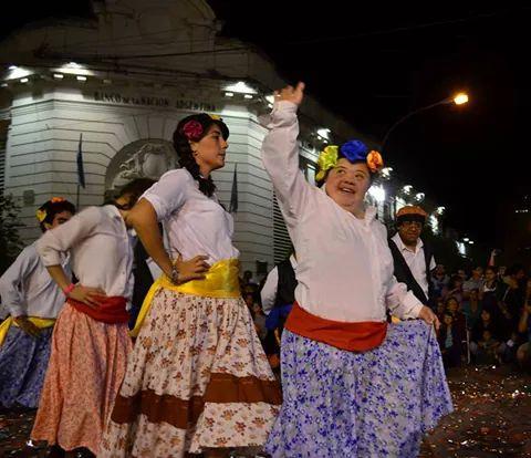 LeandroZdero's tweet image. El #DesfileDeCarrozas de la #Estudiantina2014 fue una fiesta.  La compartimos juntos. cc @AidaAyala @MuniResistencia