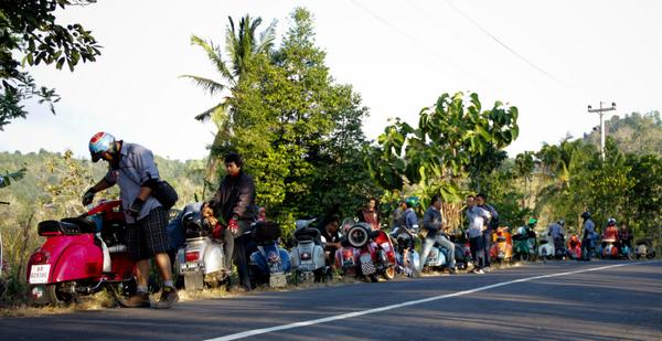 Istirahat itu perlu kawan sambil canda tawa juga boleh, asalkan si vespa jangan ditinggal pergi :) *selamat pagi sob*