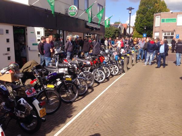 Top weer, mooie brommers, prachtige berijders, gave route Het was een mooie dag voor #Aalsmeer #Bromfiets Genootschap