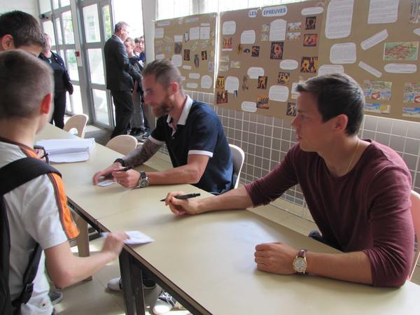 AcReims's tweet photo. A.Devaux et M.Albaek du @Stade_de_Reims au collège P. Brossolette pour distribuer les récompenses #JSS2014 http://t.co/AMmITce3zb