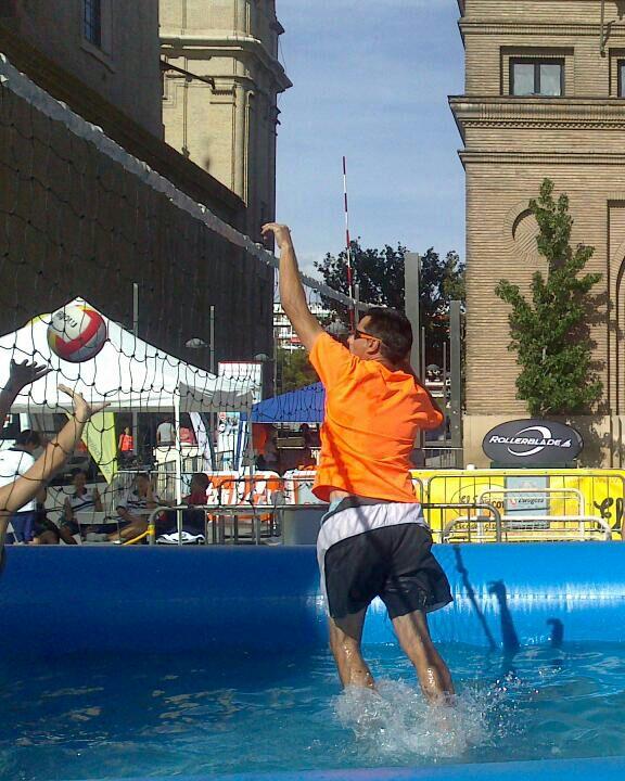 Juanjovbalagon's tweet photo. Buen día watervoley cn la pequeñ guerreras #cristina3#Teresa7 sois unas campeonas Gracias @watervoley #multivoley2014 http://t.co/6p5vlIjtFx