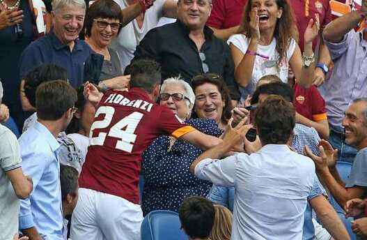 angelomangiante's tweet photo. Il calcio che piace ha i gesti nobili che poi restano. Senza paura di mostrare la sublime dolcezza dei sentimenti. http://t.co/ovDKrBelX9