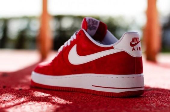 Lima Mutilar digerir KicksOnFire on Twitter: "Nike Air Force 1 Low “Red Suede” – Red Is The New  Black - http://t.co/7jroRM4EE8 http://t.co/AFFyevMrff" / Twitter