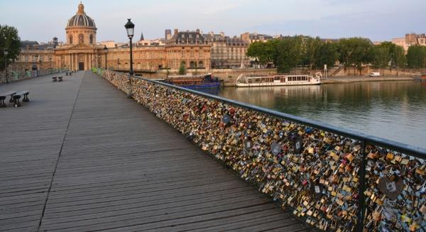 A3Noticias's tweet photo. París instala vitrinas transparentes en Pont des Arts para acabar con los 'candados del amor' http://t.co/CrmW8CCMv5 http://t.co/emo0FqhK72