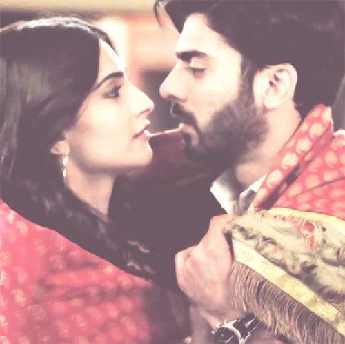 PakistaniMediaW's tweet photo. β₯β₯β₯ This scene β₯β₯β₯ #MilliMadness #FawadFever You guyz look more #Khoobsurat together @sonamakapoor @_fawadakhan_ http://t.co/1YpxhURf6k