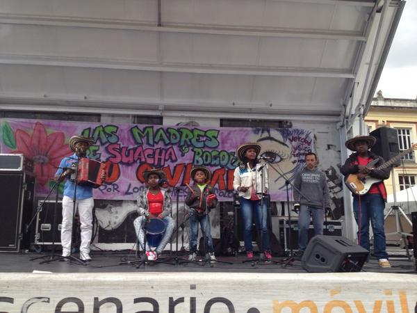 FunDiaspora's tweet photo. Y a esta hora cerrando la familia vallenata !!! Madres no olvidan jóvenes de Colombia @centromemoria @CentroMemoriaH http://t.co/9d5OZVtU5s