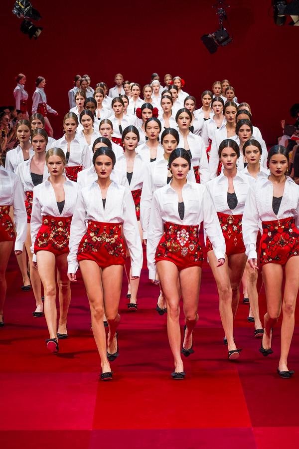 BazaarUK's tweet photo. Kendall Jenner was front row and centre for @DolceGabbana's #MFW show finale today http://t.co/iraDMtvuuT http://t.co/lxtaZb11KE
