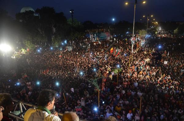 monemAnsari's tweet photo. @TheDailyShow know ur not really into this kinda thing, but no coverage?#PTIAzadiMarch #ImranKhan @MerouanMekouar http://t.co/GpZ8BWzrLG