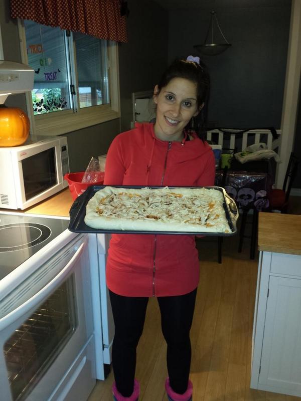 frankcarchidi's tweet photo. Stuffed crust buffalo chicken pizza #homemade @cmedaglia22 http://t.co/8WnzecR4nW