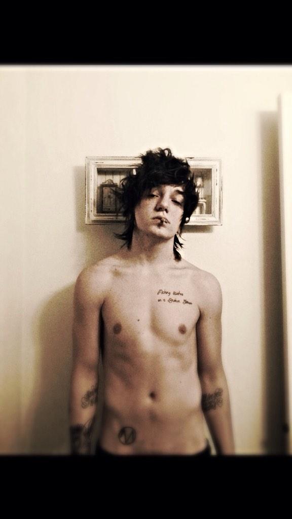 RomanticideBAND's tweet photo. Rock N' Roll #trashclass http://t.co/euVzkOvyJD