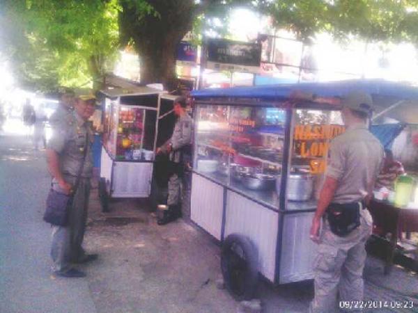 satpolppdepok1's tweet photo. Sat Pol PP lakukan Pendataan PKL di sekitar Jalan Kemakmuran dan Jalan Sentosa Raya http://t.co/iXVtFdMD4Z