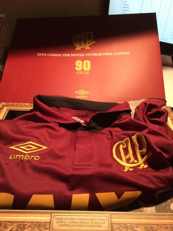 Xeenin's tweet photo. Camisas de futebol estão para homens assim como bolsas e sapatos estão para as mulheres. #CAP90Anos http://t.co/GRgd9nKGUd