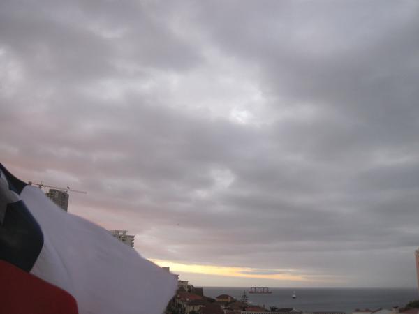 Off_Valpo's tweet photo. atardecer en #Viña_del_Mar con restos de nubosidad frontal débil, buques #BBC_Spring y #Txopituna con su proa al Sur http://t.co/8Q2xWfRNfW