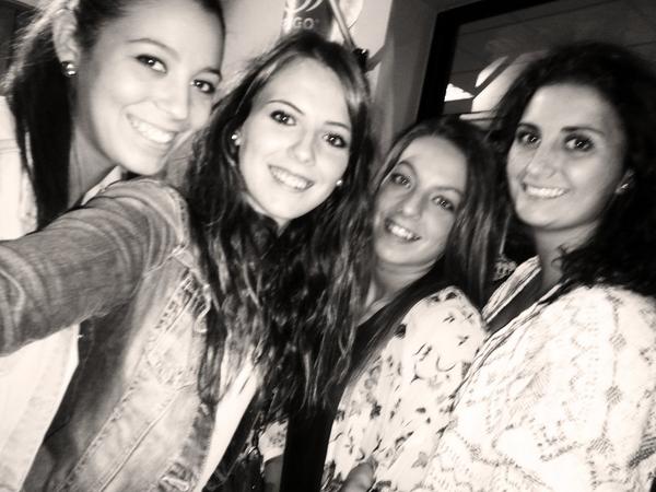 vanesaduque95's tweet photo. Buena peli con mis guapas @Blancabc7 @MercedesCL6 @MercedesBf #elniño buenas noches! http://t.co/XnnsrWS0Fb