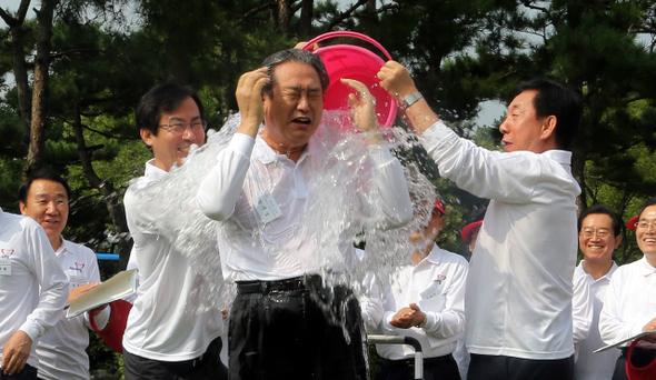 새머리당이 뒤집어 쓰는건…
아이스 버킷이 아니라 휘발유 버킷이어야 하는 이유…
hani.co.kr/arti/society/s…
'아이스 버킷 챌린지'에 열올렸던 새머리당
루게릭병 등 희귀·난치성 질환 예산 30억 삭감